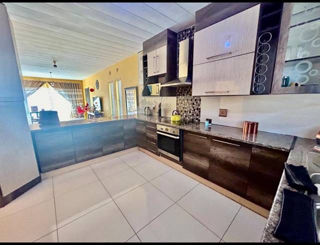2 BEDROOM APARTMENT FOR SALE IN VANDERBIJLPARK CW 3